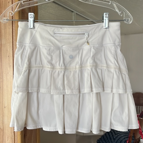 Lululemon Pace Setter Skirt. White EUC Size 2 - Picture 3 of 7